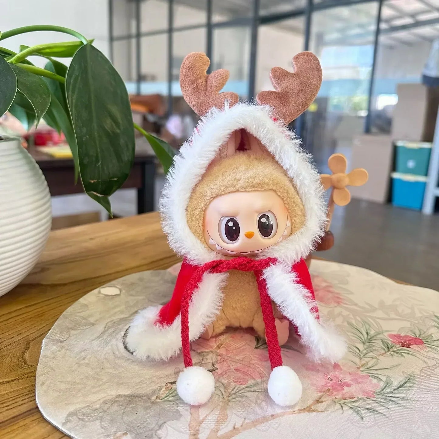 Labubu stiliaus Kalėdų apsiaustas